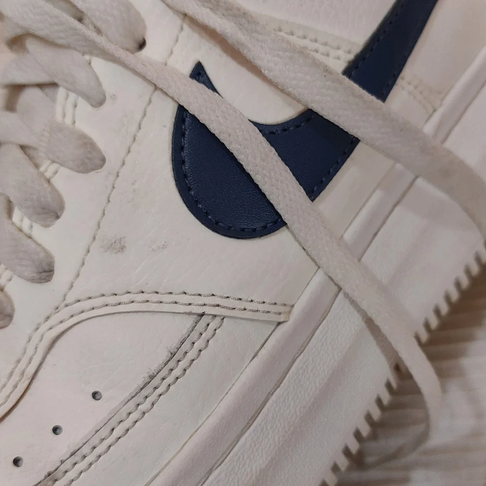 Nike Women's Sneakers in Cream and Navy - Picture 9 of 16